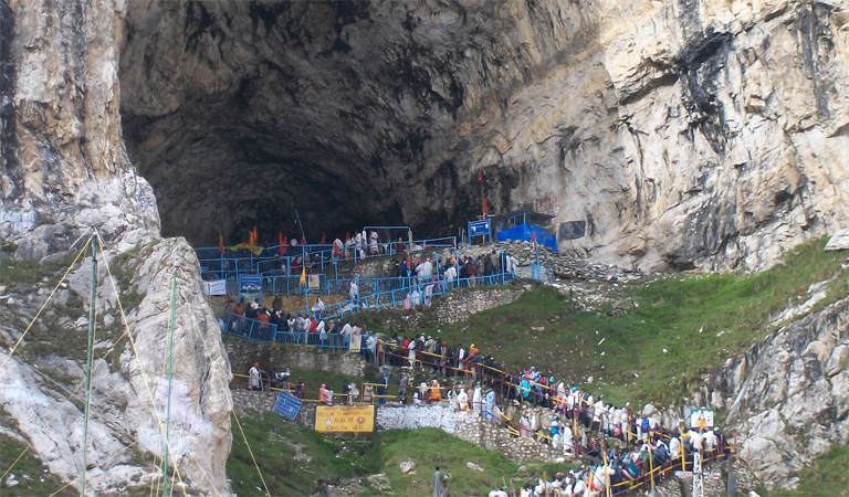 27thbatchof2000pilgrimsleftforholycaveshrineofshriamarnathjifromjammu