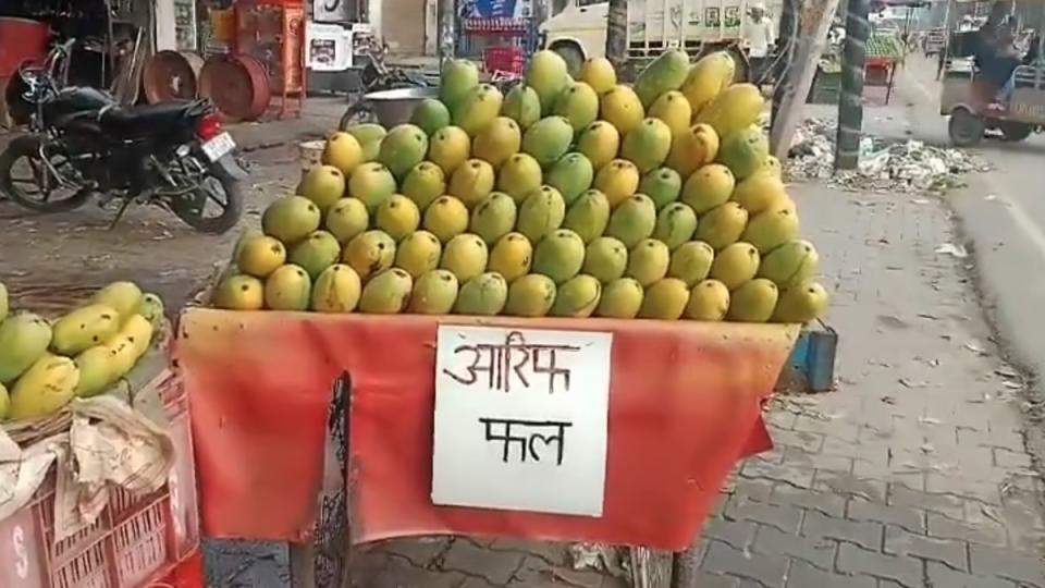 muzaffarnagarhawkersputupsignboardswiththeirnamesonitaheadofkanwaryatra
