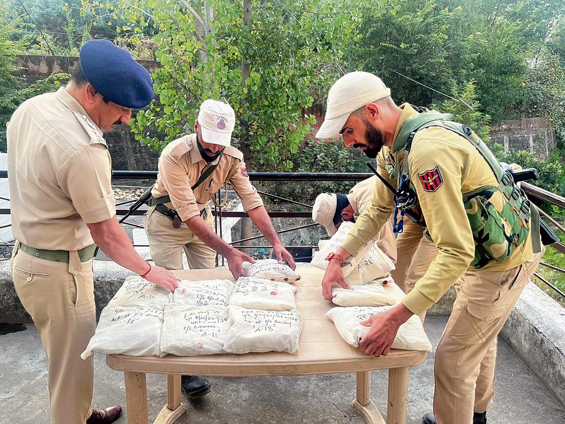 rambanpoliceseizes30kgofcocaineworthrs300croresfromavehicleinbanihalareaoframban
