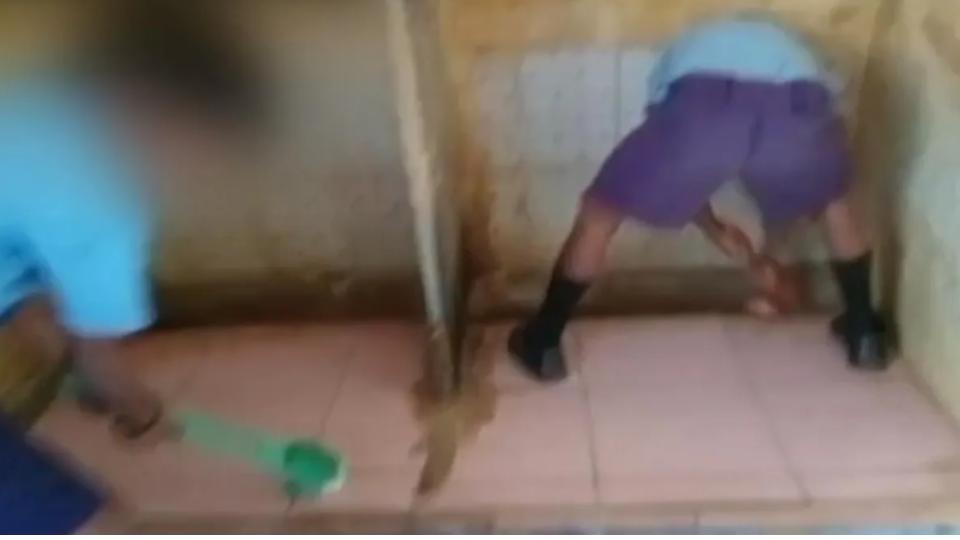 videoofstudentsforcedtocleantoiletinkarnatakaschoolprincipalsuspended
