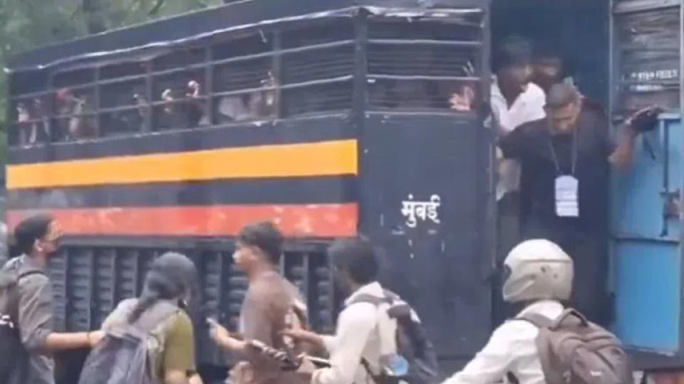 Man frees detained students from police van in Mumbai