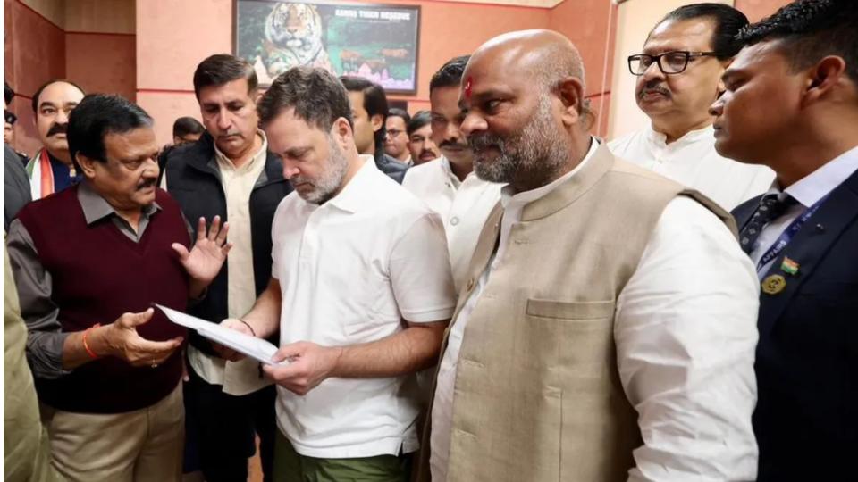 Rahul meets patients, families of Indore water contamination victims