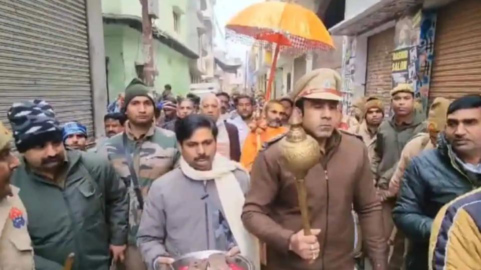 sambhalcopfacesprobeforjoiningreligiouseventsinuniform