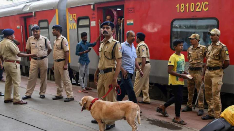 twomumbaiboundtrainsreceivebombthreatssearchesunderway
