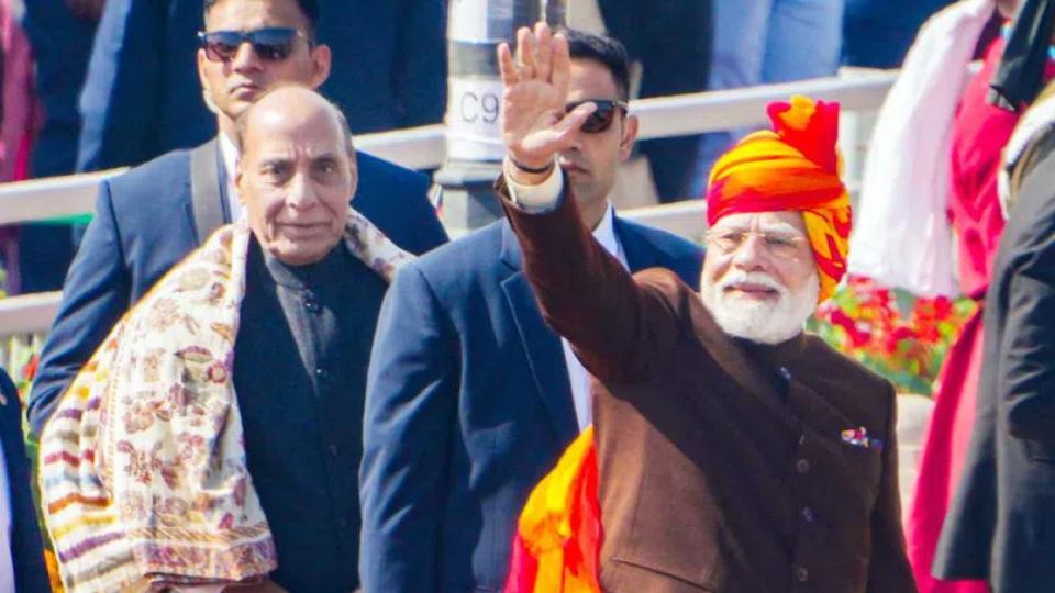 pmnarendramodiwalksdownkartavyapathtogreetpeople