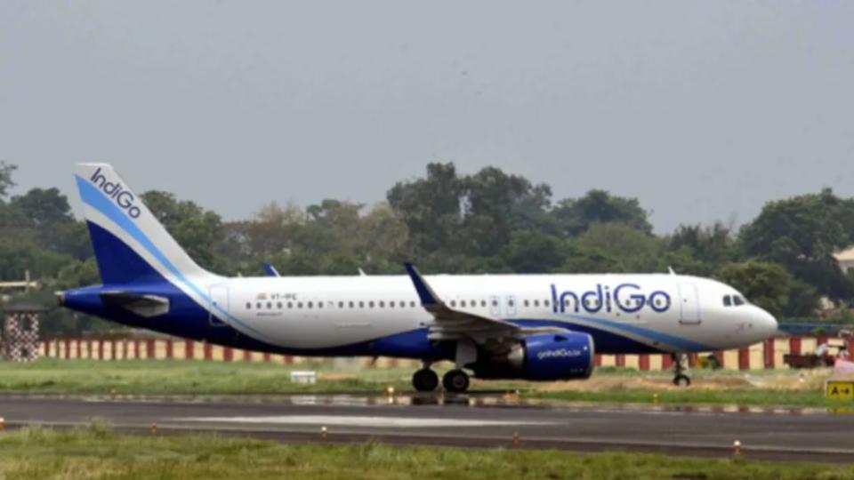indigoflightmakesemergencylandinginvaranasifuelleak