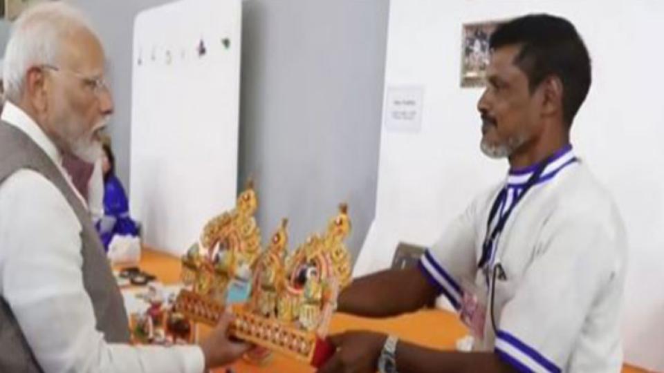 pmmodibuysartefactoflordjagannathmakesdigitalpaymentinwardha