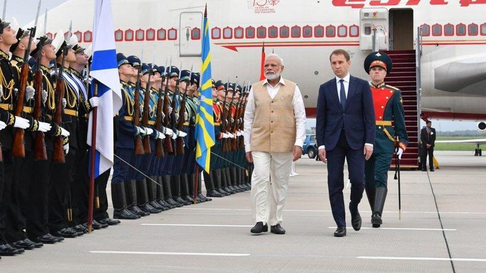 pmmodiarrivesinvladivostoktoholdindiarussiaannualsummit