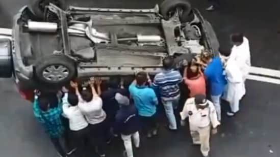 peopleinmumbaihelpputoverturnedcarbackonitswheelvideogoesviral