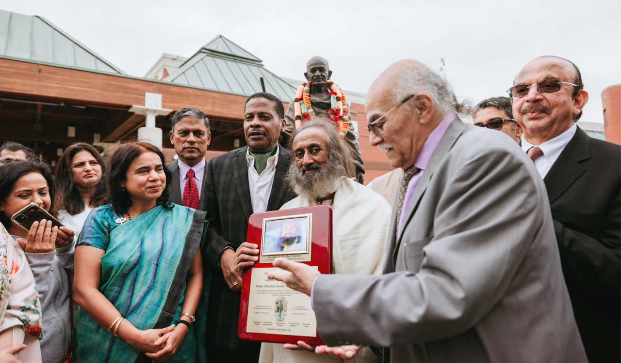 gandhipeacepilgrimawardpresentedtosrisriravishankarinatlanta