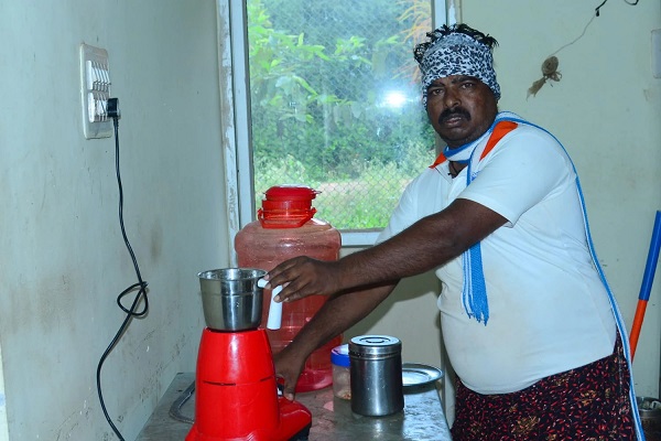 powercutsathomekarnatakamanfoundgoodsolutiongoestoelectricityofficeeverydaytogrindmasalachargephones