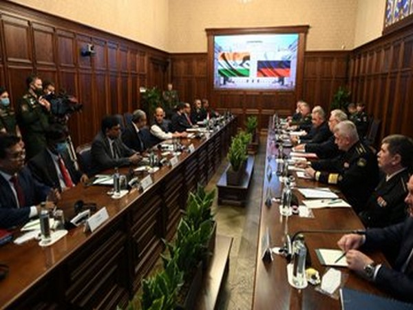 dmrajnathsinghmeetsrussiancounterpartinmoscow