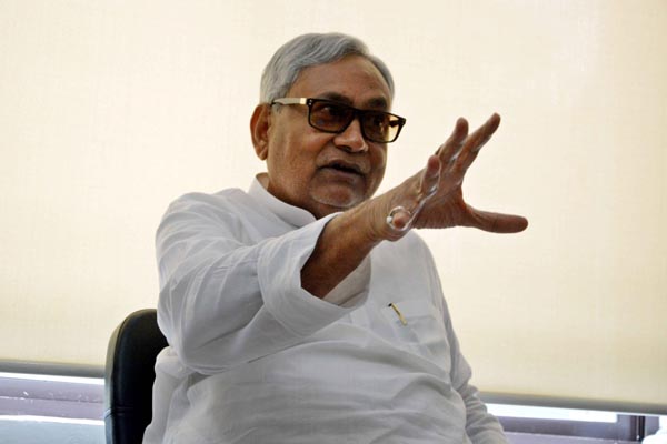 bjpstrikeonnitishkumarforwithdrawingcaseagainstlaluyadavsons