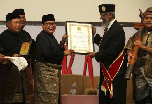 drzakirnaikawardedthe"perkasanationalgallantryaward"