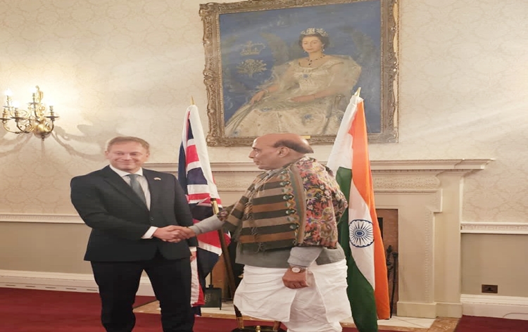 rakshamantrirajnathsinghandhisbritishcounterpartgrantshappsreviewfullrangeofindiaukdefence