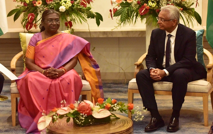 Prez Murmu addresses gathering at Port Louis in Mauritius