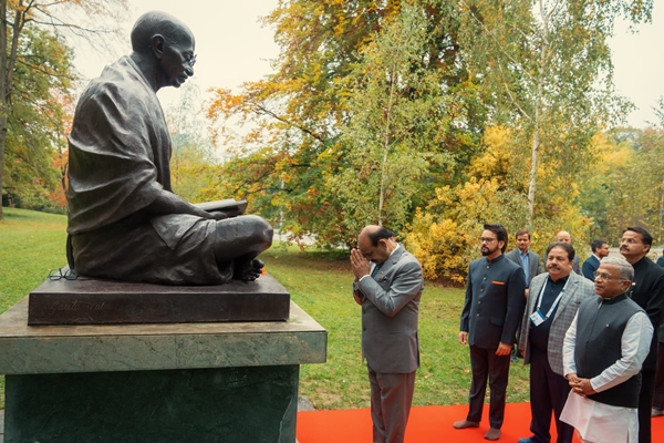 lsspeakerombirlapaystributestomahatmagandhiathisstatueingeneva