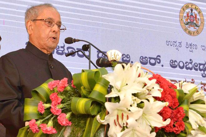 presidentpranabmukherjeeconferspresident’sstandardonarmouredcorpscentre