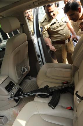 manwithak47rifletriestoabductaurobindopharmaofficialinhyderabad