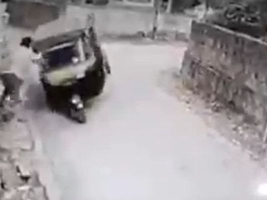 mansincrediblereflexessaveoverspeedingautofromtrippingvideogoesviral
