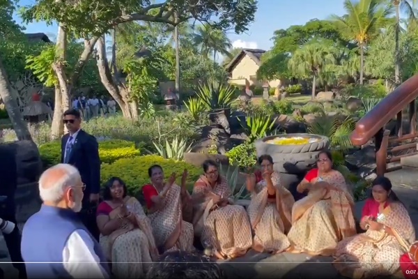 pmmodipraisesindiandiasporaforperforminggeetgawaiduringhiswelcomeinmauritius