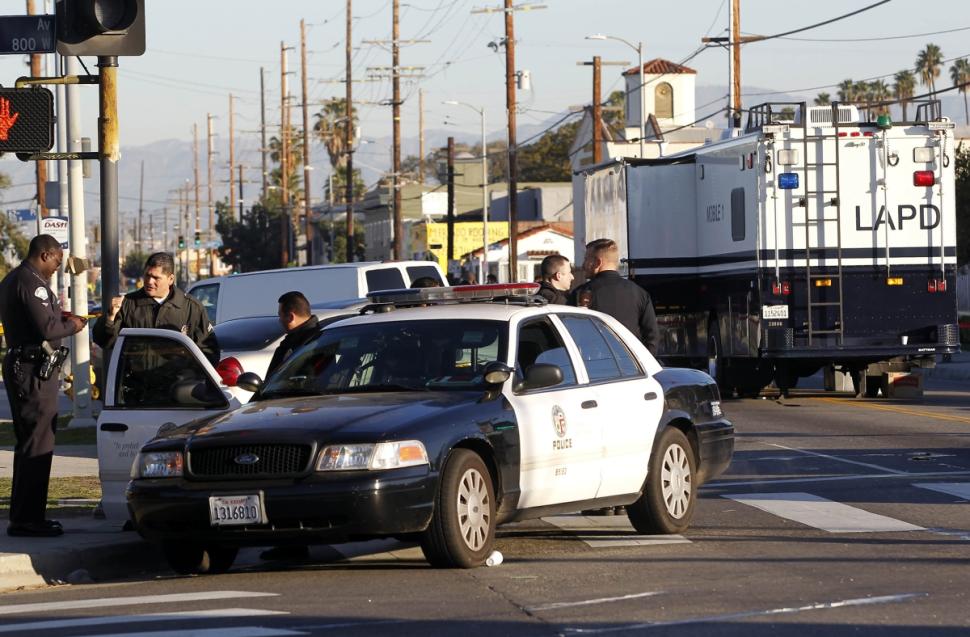 2gunmenopenfireonlosangelespolicecar