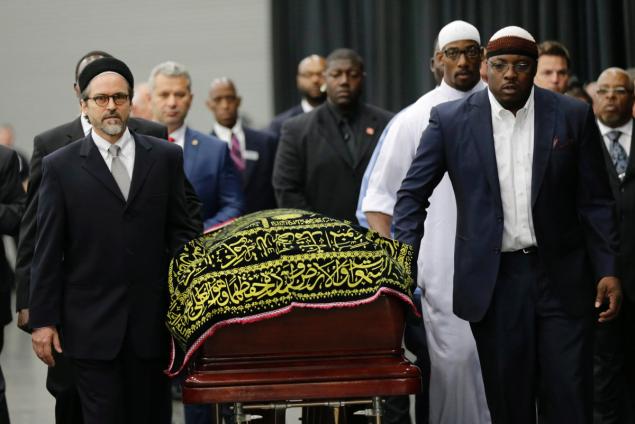 thousandsgatherformuslimprayerservicetohonormuhammadali