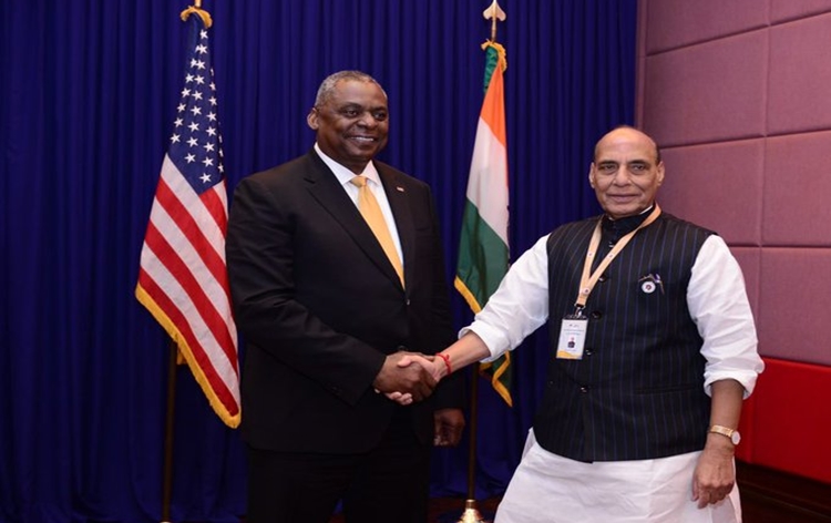 rajnathsinghholdsbilateralmeetingwithussecretaryofdefenceincambodia