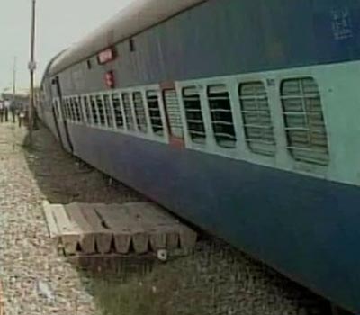 ninecoachesofmuriexpressderailsinkaushambhi;fourfeareddead