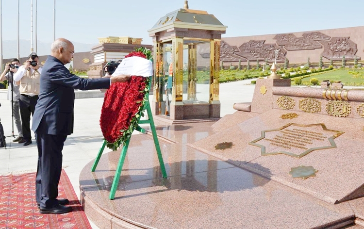 presidentramnathkovindvisitspeoplesmemorialmonumentinashgabat
