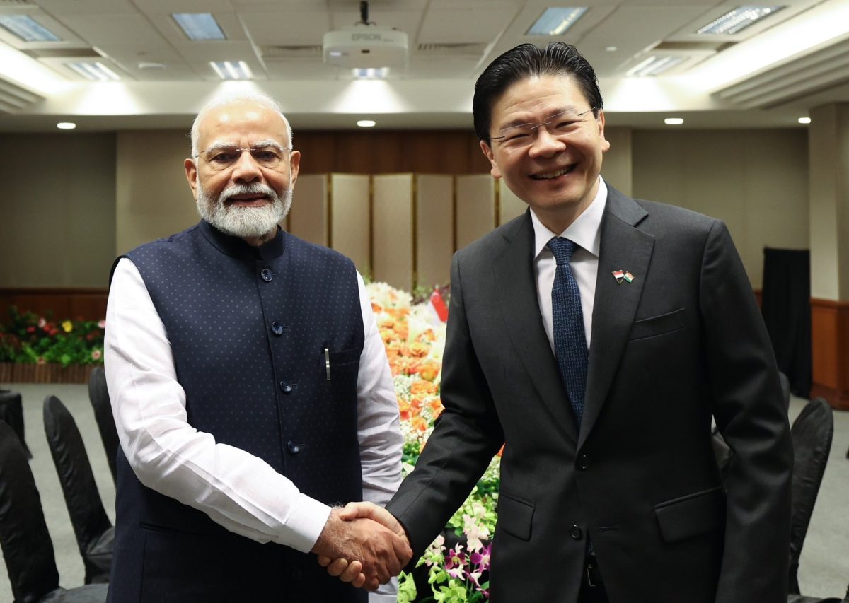 pmnarendramodiholdsdelegationleveltalkswithhissingaporeancounterpartlawrencewong